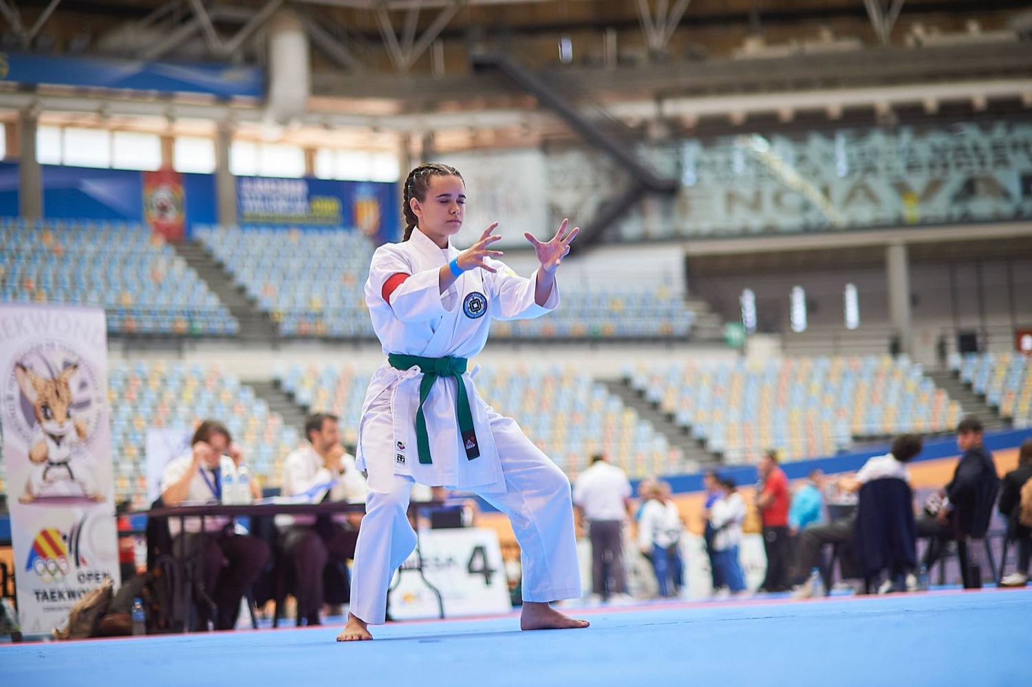 Competidora de Hapkido SaChung concentrada durante su ejercicio