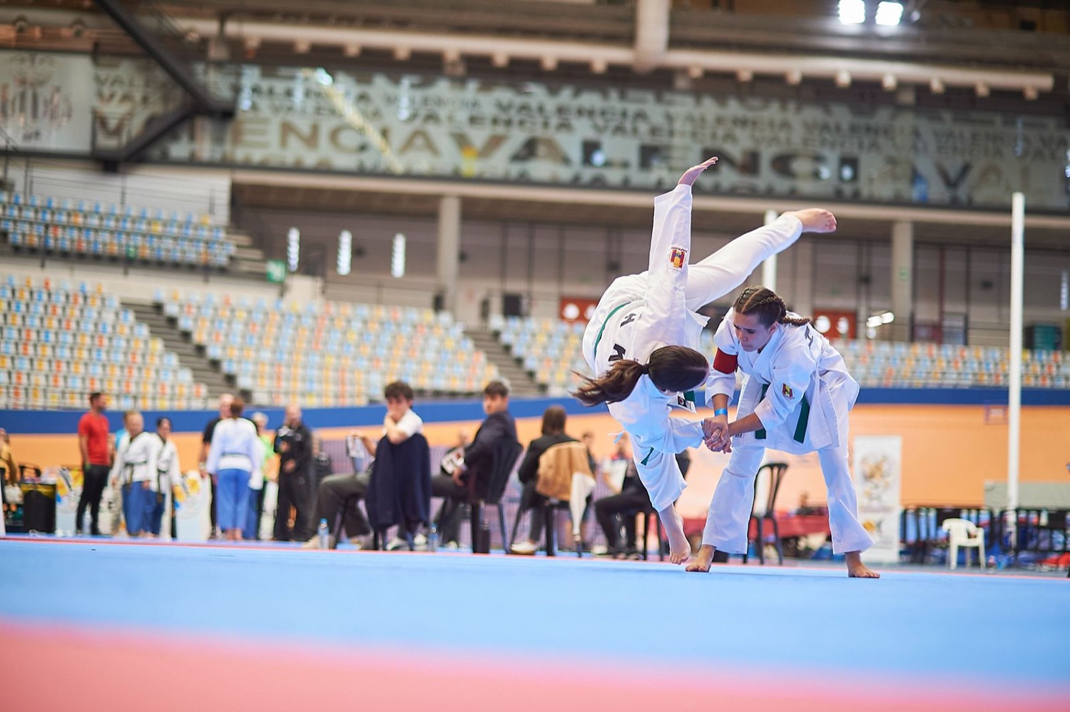 Dos competidoras juveniles de Hapkido ejecutando una proyección