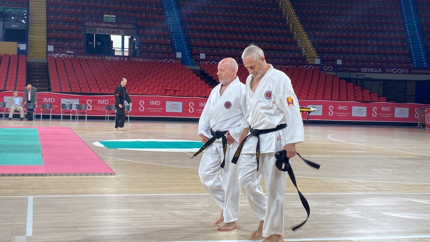 Dos competidores máster preparándose junto al tatami