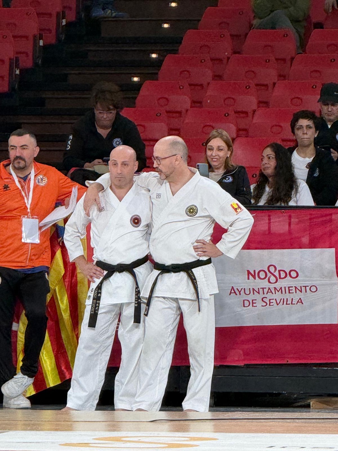 Dos miembros del equipo máster de Hapkido SaChung apoyándose junto al tatami
