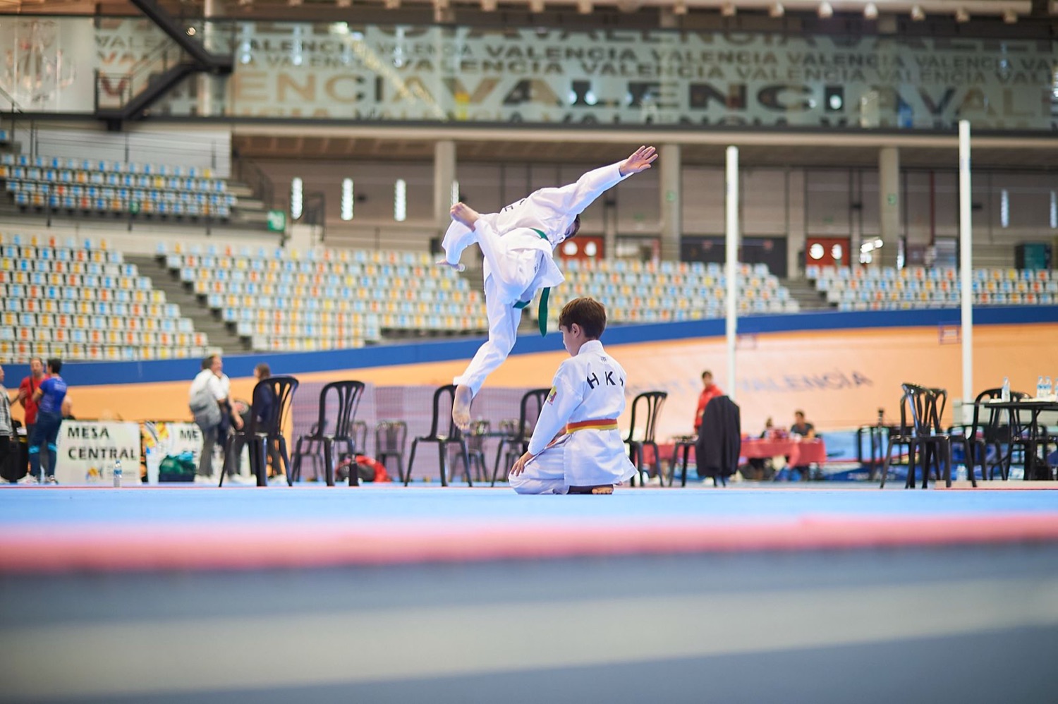 Pareja infantil de Hapkido durante una técnica acrobática