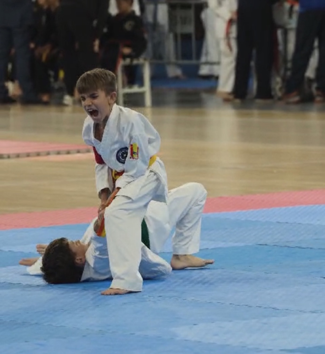 Pareja infantil finalizando una técnica de control