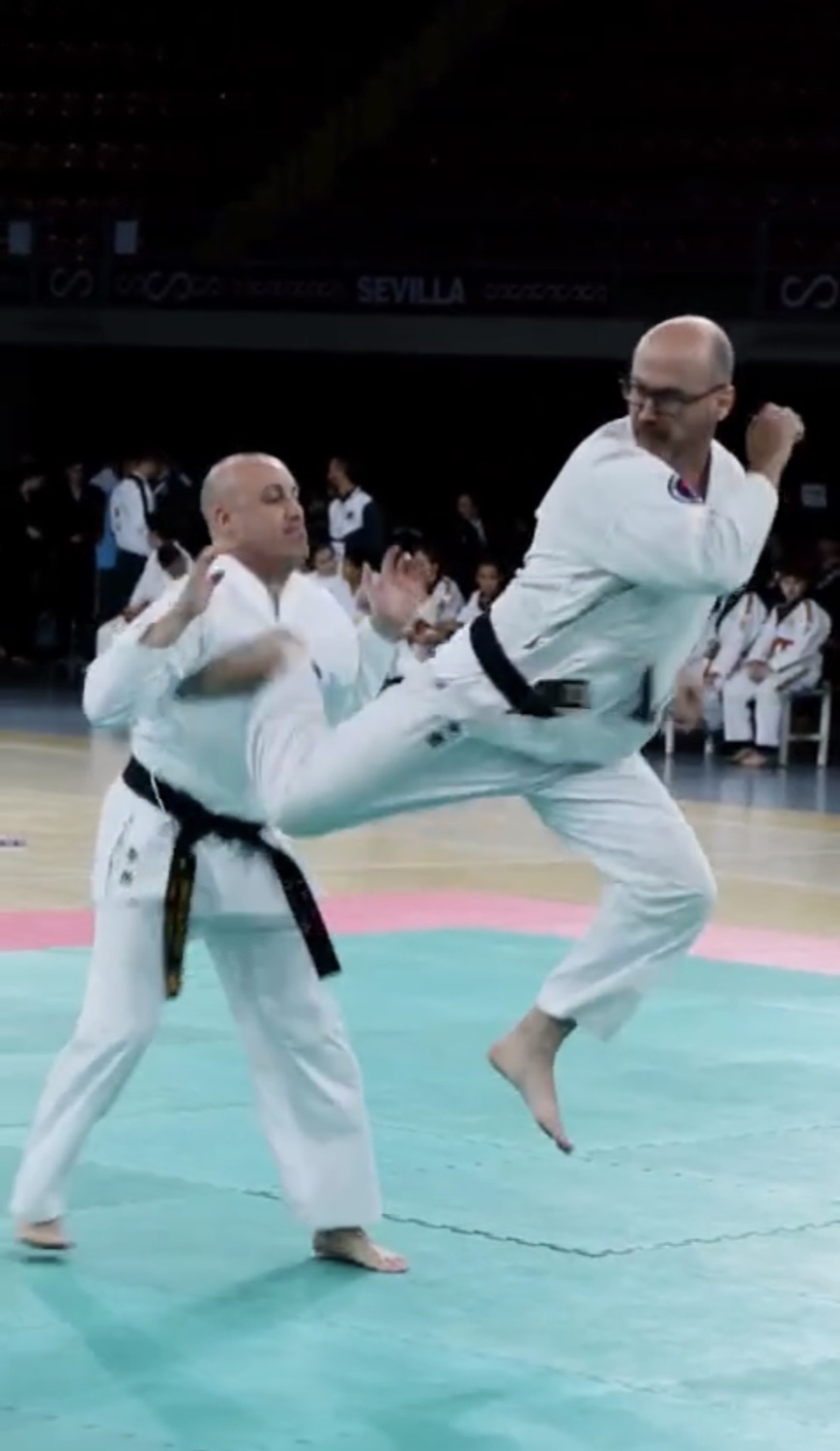 Competidor máster ejecutando una patada en salto