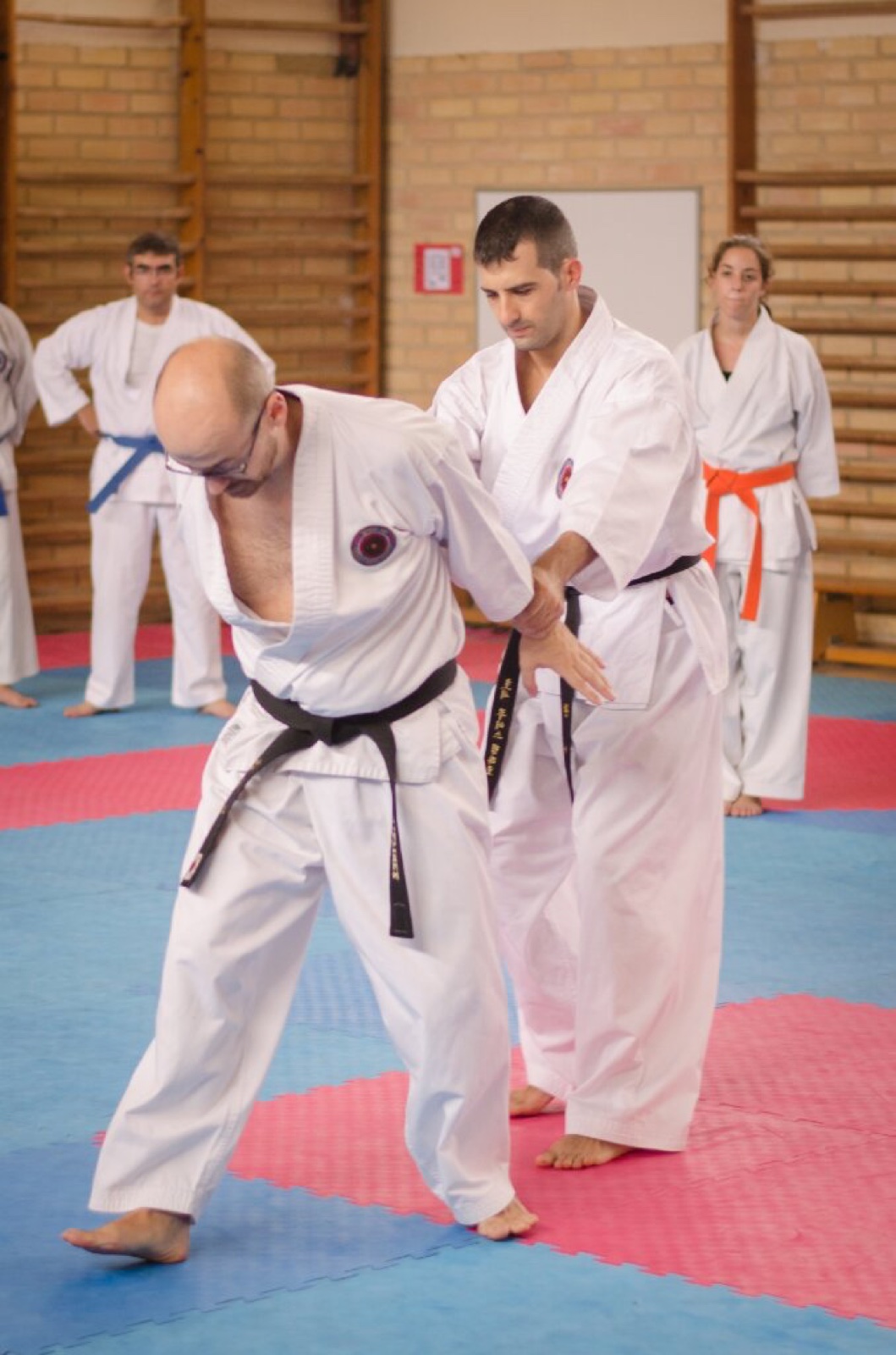 Pareja practicando un control de brazo durante el seminario