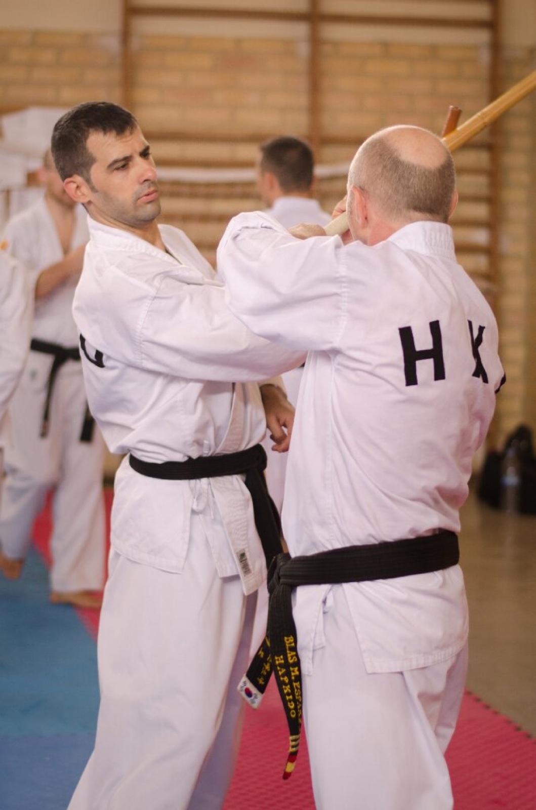 Pareja practicando defensa ante bokken