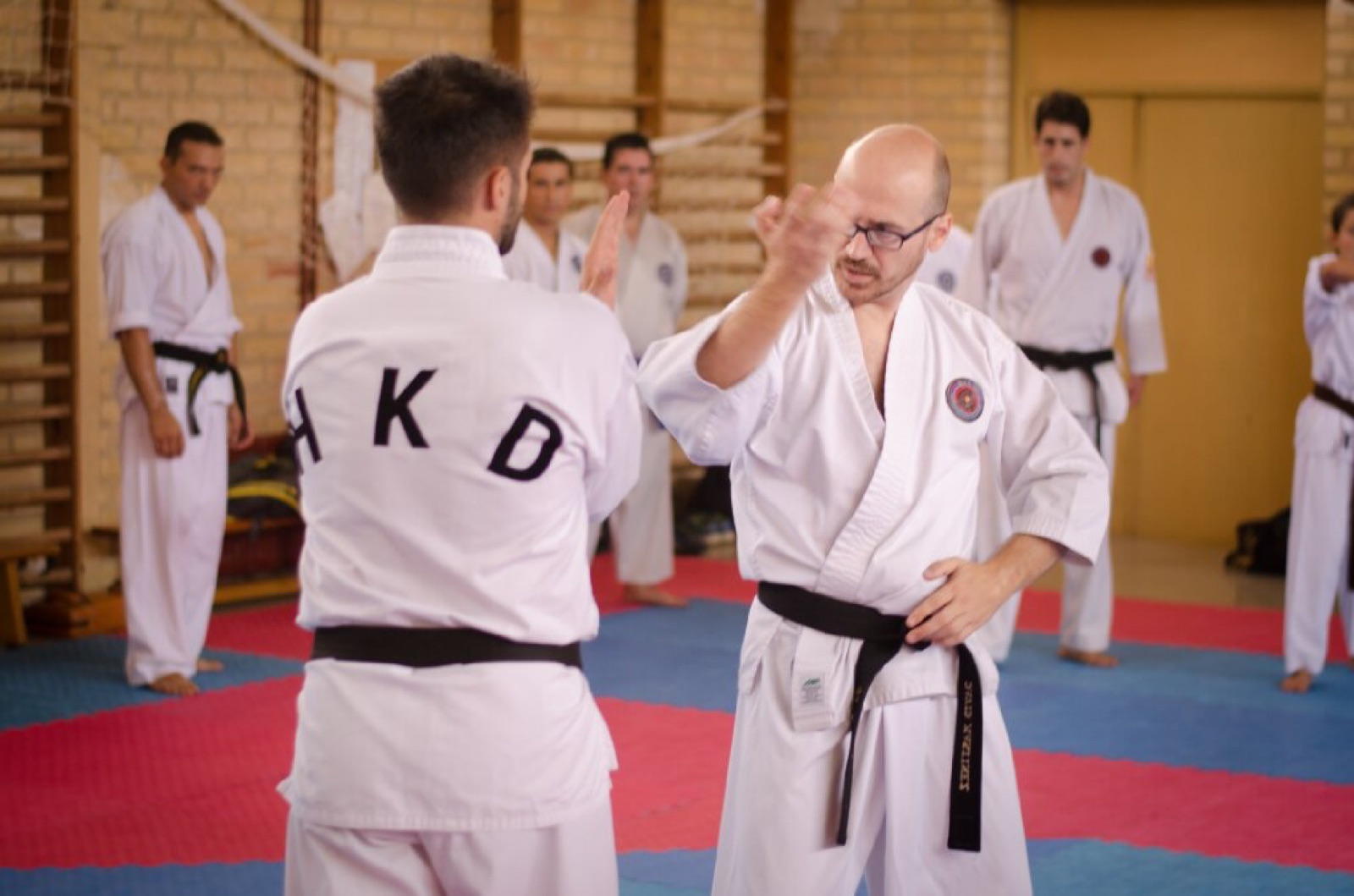 David Martínez mostrando una técnica de mano a un compañero
