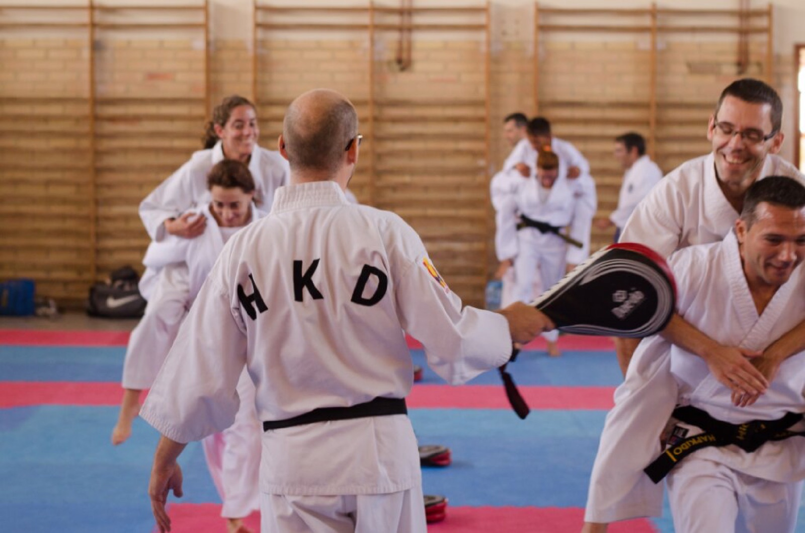 Grupo de alumnos trabajando golpeos con paos