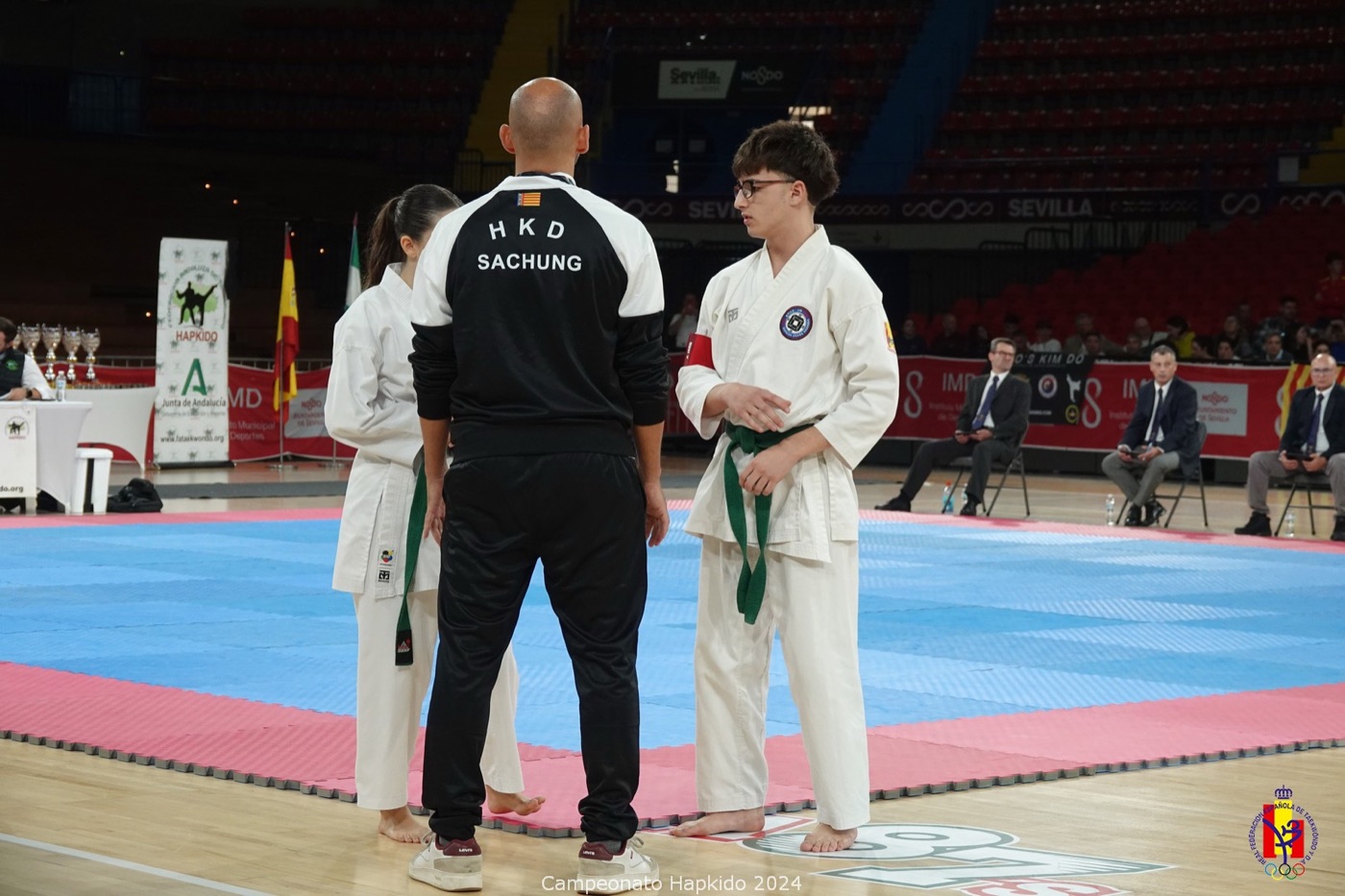 Deportistas de Hapkido SaChung con su entrenador antes de competir en Sevilla