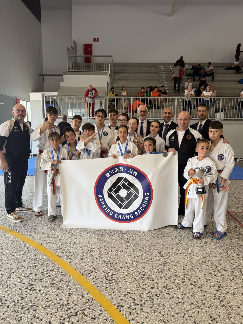 Equipo de Hapkido SaChung con la bandera de la escuela