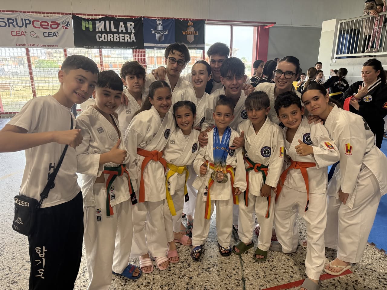 Alumnado infantil y juvenil mostrando sus medallas