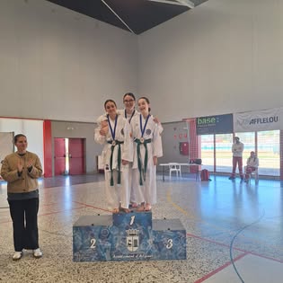 Deportistas de Hapkido SaChung en el podio