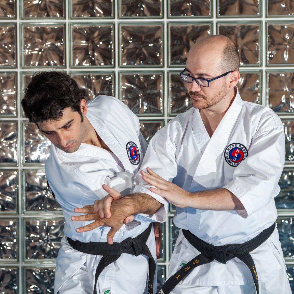 Práctica de una técnica circular de Hapkido en la Escuela SaChung